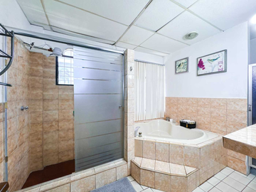 Casa en Venta en Samborondon Km 1.5, Urb Parques del Río, Ecuador