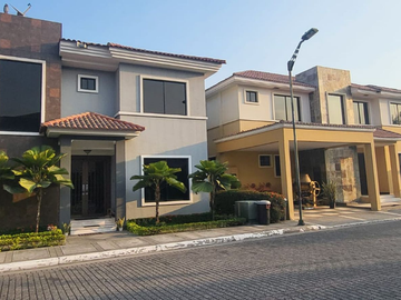 Casa en Venta en Samborondon Km4.5, Urb Atlantis, Ecuador