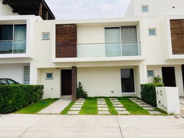 VENTA DE CASA, AMPLIA Y CON JARDIN MUY GRANDE, CONDOMINIO, CAÑADAS DEL LAGO, CORREGIDORA QUERETARO
