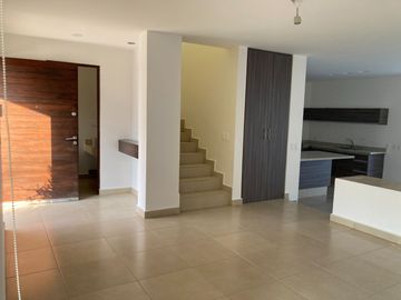 VENTA DE CASA, AMPLIA Y CON JARDIN MUY GRANDE, CONDOMINIO, CAÑADAS DEL LAGO, CORREGIDORA QUERETARO