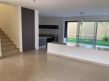 VENTA DE CASA, AMPLIA Y CON JARDIN MUY GRANDE, CONDOMINIO, CAÑADAS DEL LAGO, CORREGIDORA QUERETARO
