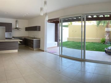 VENTA DE CASA, AMPLIA Y CON JARDIN MUY GRANDE, CONDOMINIO, CAÑADAS DEL LAGO, CORREGIDORA QUERETARO