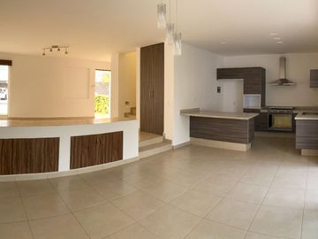 VENTA DE CASA, AMPLIA Y CON JARDIN MUY GRANDE, CONDOMINIO, CAÑADAS DEL LAGO, CORREGIDORA QUERETARO
