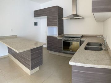 VENTA DE CASA, AMPLIA Y CON JARDIN MUY GRANDE, CONDOMINIO, CAÑADAS DEL LAGO, CORREGIDORA QUERETARO