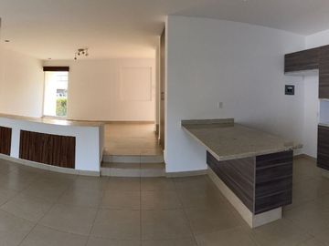 VENTA DE CASA, AMPLIA Y CON JARDIN MUY GRANDE, CONDOMINIO, CAÑADAS DEL LAGO, CORREGIDORA QUERETARO