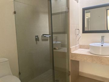 VENTA DE CASA, AMPLIA Y CON JARDIN MUY GRANDE, CONDOMINIO, CAÑADAS DEL LAGO, CORREGIDORA QUERETARO