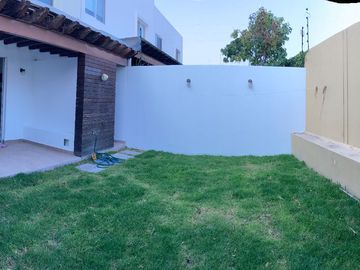 VENTA DE CASA, AMPLIA Y CON JARDIN MUY GRANDE, CONDOMINIO, CAÑADAS DEL LAGO, CORREGIDORA QUERETARO
