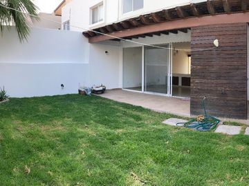 VENTA DE CASA, AMPLIA Y CON JARDIN MUY GRANDE, CONDOMINIO, CAÑADAS DEL LAGO, CORREGIDORA QUERETARO