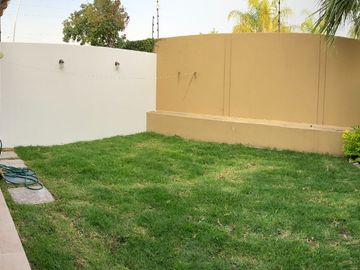VENTA DE CASA, AMPLIA Y CON JARDIN MUY GRANDE, CONDOMINIO, CAÑADAS DEL LAGO, CORREGIDORA QUERETARO