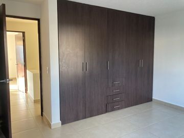 VENTA DE CASA, AMPLIA Y CON JARDIN MUY GRANDE, CONDOMINIO, CAÑADAS DEL LAGO, CORREGIDORA QUERETARO