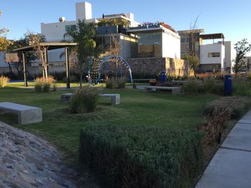 VENTA DE CASA, AMPLIA Y CON JARDIN MUY GRANDE, CONDOMINIO, CAÑADAS DEL LAGO, CORREGIDORA QUERETARO