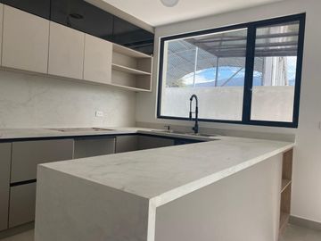 Venta de casa en Tumbaco, conjunto con seguridad 24/7, cerca de la Ruta Viva, Simón Bolivar.