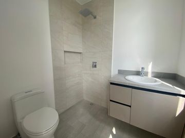 Venta de casa en Tumbaco, conjunto con seguridad 24/7, cerca de la Ruta Viva, Simón Bolivar.