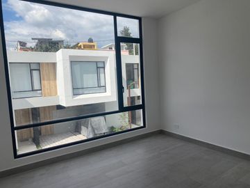 Venta de casa en Tumbaco, conjunto con seguridad 24/7, cerca de la Ruta Viva, Simón Bolivar.