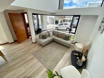 CASA CON DORMITORIO EN PB EN VENTA EN TUMBACO