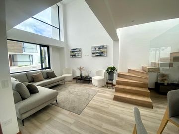 CASA CON DORMITORIO EN PB EN VENTA EN TUMBACO