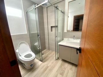 CASA CON DORMITORIO EN PB EN VENTA EN TUMBACO