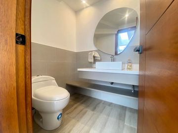 CASA CON DORMITORIO EN PB EN VENTA EN TUMBACO