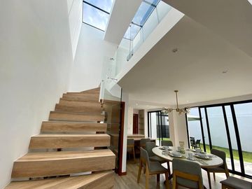CASA CON DORMITORIO EN PB EN VENTA EN TUMBACO
