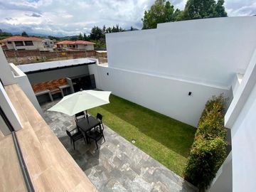 CASA CON DORMITORIO EN PB EN VENTA EN TUMBACO