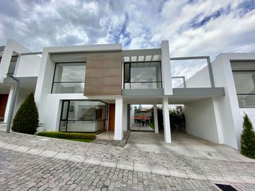 CASA CON DORMITORIO EN PB EN VENTA EN TUMBACO