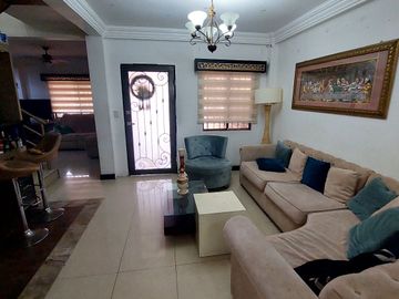 Vendo Casa en La Joya de 3 Dorm. y Garage Techado, 136 m² de Construccion.