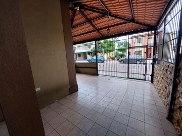 Vendo Casa en La Joya de 3 Dorm. y Garage Techado, 136 m² de Construccion.