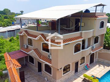 Casa Con Piscina En Venta en El Cambio, Provincia de El Oro