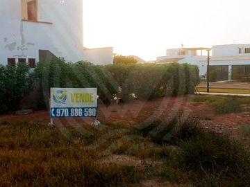 SE VENDE TERRENO EN ESQUINA CON VISTA AL PÓRTICO DE INGRESO Y CON UNA COCHERA. ZONA ESTRÁTEGICA!!!!!!,