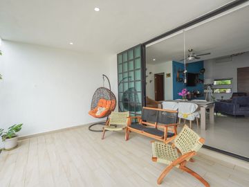 Casa de dos pisos en venta, Privada Canaria en Conkal