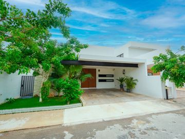 Casa de dos pisos en venta, Privada Canaria en Conkal