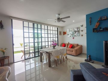 Casa de dos pisos en venta, Privada Canaria en Conkal
