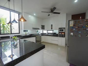 Casa de dos pisos en venta, Privada Canaria en Conkal