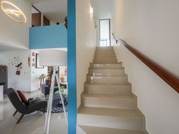 Casa de dos pisos en venta, Privada Canaria en Conkal