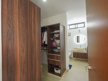Casa de dos pisos en venta, Privada Canaria en Conkal