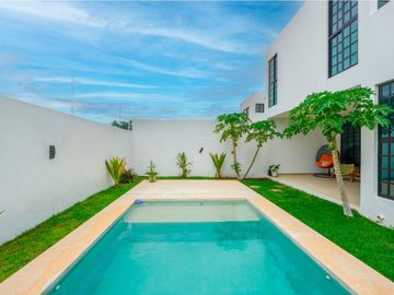Casa de dos pisos en venta, Privada Canaria en Conkal