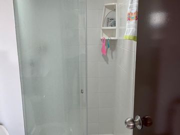 HERMOSO APARTAMENTO EN RIONEGRO ANTIOQUIA, EXCELENTE ESTADO