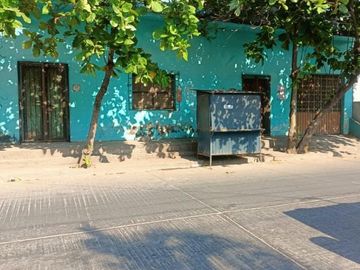 SE OFRECE CASA EN ZONA CENTRO, A 3 CUADRAS DEL MERCADO, SOLO PARA BODEGA DE COMERCIOS