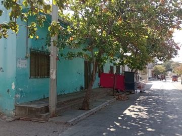 SE OFRECE CASA EN ZONA CENTRO, A 3 CUADRAS DEL MERCADO, SOLO PARA BODEGA DE COMERCIOS