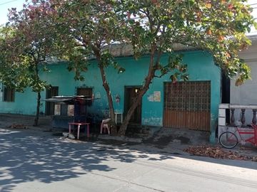 SE OFRECE CASA EN ZONA CENTRO, A 3 CUADRAS DEL MERCADO, SOLO PARA BODEGA DE COMERCIOS
