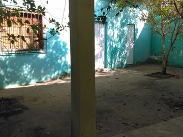 SE OFRECE CASA EN ZONA CENTRO, A 3 CUADRAS DEL MERCADO, SOLO PARA BODEGA DE COMERCIOS