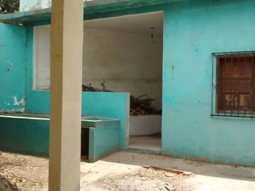 SE OFRECE CASA EN ZONA CENTRO, A 3 CUADRAS DEL MERCADO, SOLO PARA BODEGA DE COMERCIOS