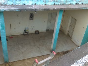 SE OFRECE CASA EN ZONA CENTRO, A 3 CUADRAS DEL MERCADO, SOLO PARA BODEGA DE COMERCIOS