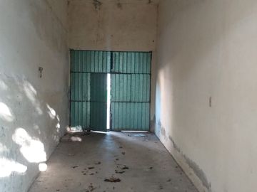 SE OFRECE CASA EN ZONA CENTRO, A 3 CUADRAS DEL MERCADO, SOLO PARA BODEGA DE COMERCIOS