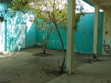 SE OFRECE CASA EN ZONA CENTRO, A 3 CUADRAS DEL MERCADO, SOLO PARA BODEGA DE COMERCIOS