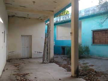SE OFRECE CASA EN ZONA CENTRO, A 3 CUADRAS DEL MERCADO, SOLO PARA BODEGA DE COMERCIOS