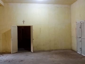 SE OFRECE CASA EN ZONA CENTRO, A 3 CUADRAS DEL MERCADO, SOLO PARA BODEGA DE COMERCIOS