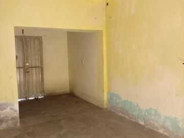 SE OFRECE CASA EN ZONA CENTRO, A 3 CUADRAS DEL MERCADO, SOLO PARA BODEGA DE COMERCIOS