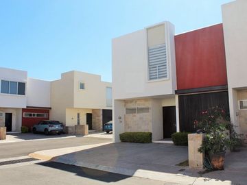 CASA EN VENTA EN LOMAS DEL MARQUÉS