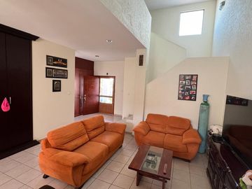 Casa en Venta en Miravalle con Amplio Jardín.